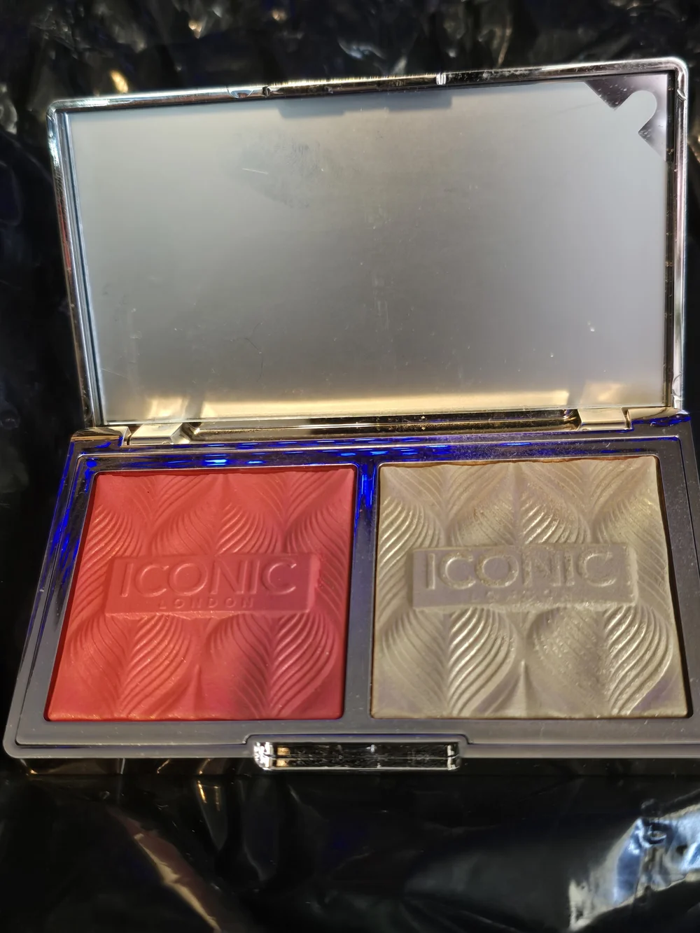 ICONIC London Gold Metallic Eyeshadow Compact